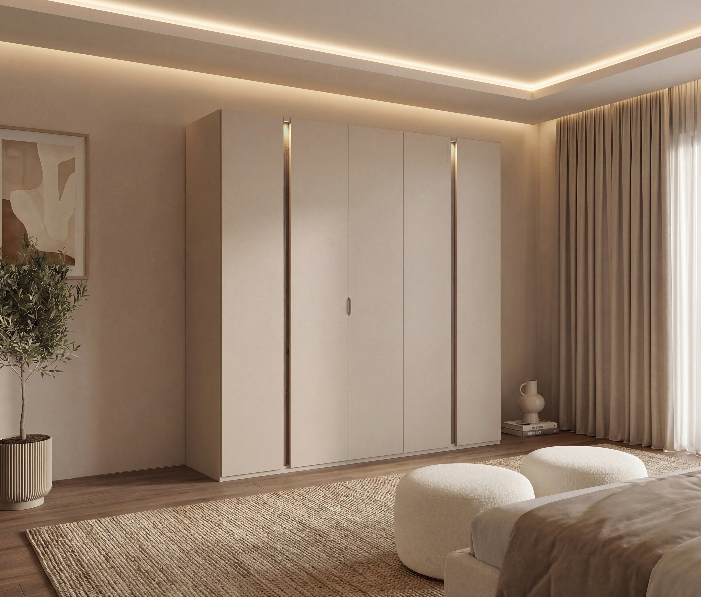 Schlafzimmer mit »Luana« rauch Kleiderschrank, 5-türig, mit Beleuchtung. Beige Wände, Teppich und Vorhänge. Zwei Hocker vor dem Bett.
