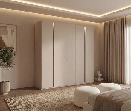 Schlafzimmer mit »Luana« rauch Kleiderschrank, 5-türig, mit Beleuchtung. Beige Wände, Teppich und Vorhänge. Zwei Hocker vor dem Bett.