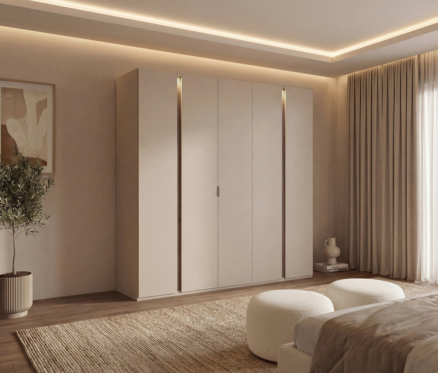 Schlafzimmer mit »Luana« rauch Kleiderschrank, 5-türig, mit Beleuchtung. Beige Wände, Teppich und Vorhänge. Zwei Hocker vor dem Bett.