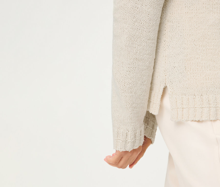 Nahaufnahme einer Person im Olsen Leinen-Cardigan vor einem weißen Hintergrund.