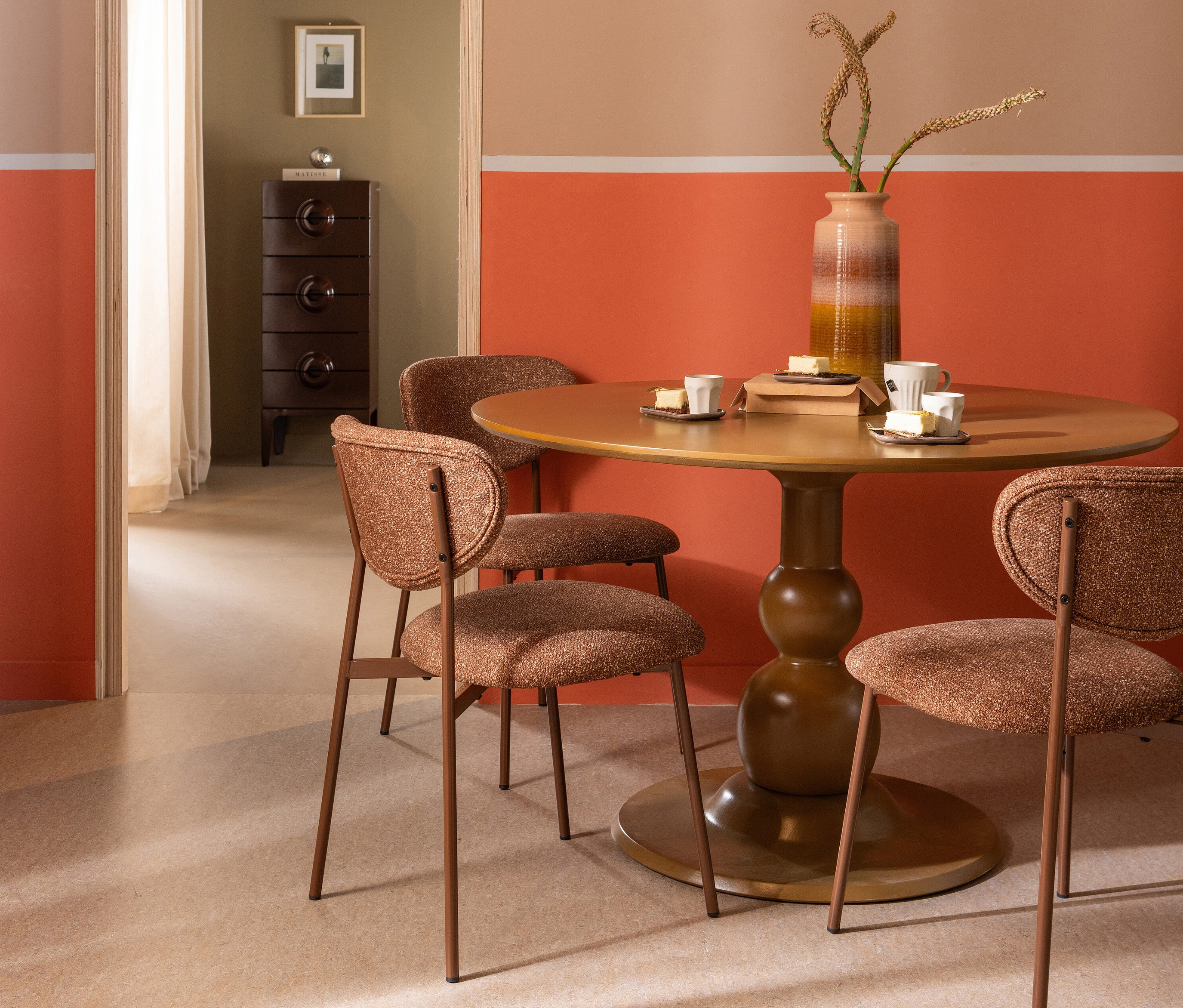 Esstisch mit zwei braunen »Valor« Esszimmerstühlen von Woood, Gedeck und Vase mit Pflanzen.