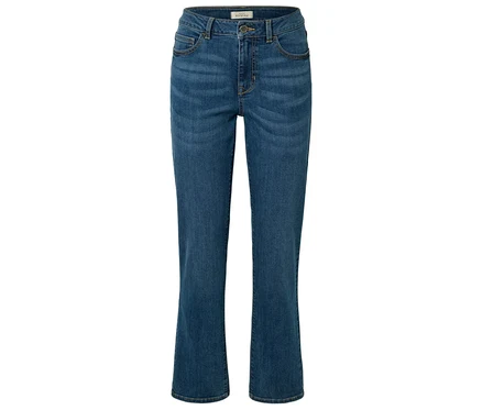 Eine einzelne Jeanshose in blauer Waschung liegt auf einem weißen Hintergrund.