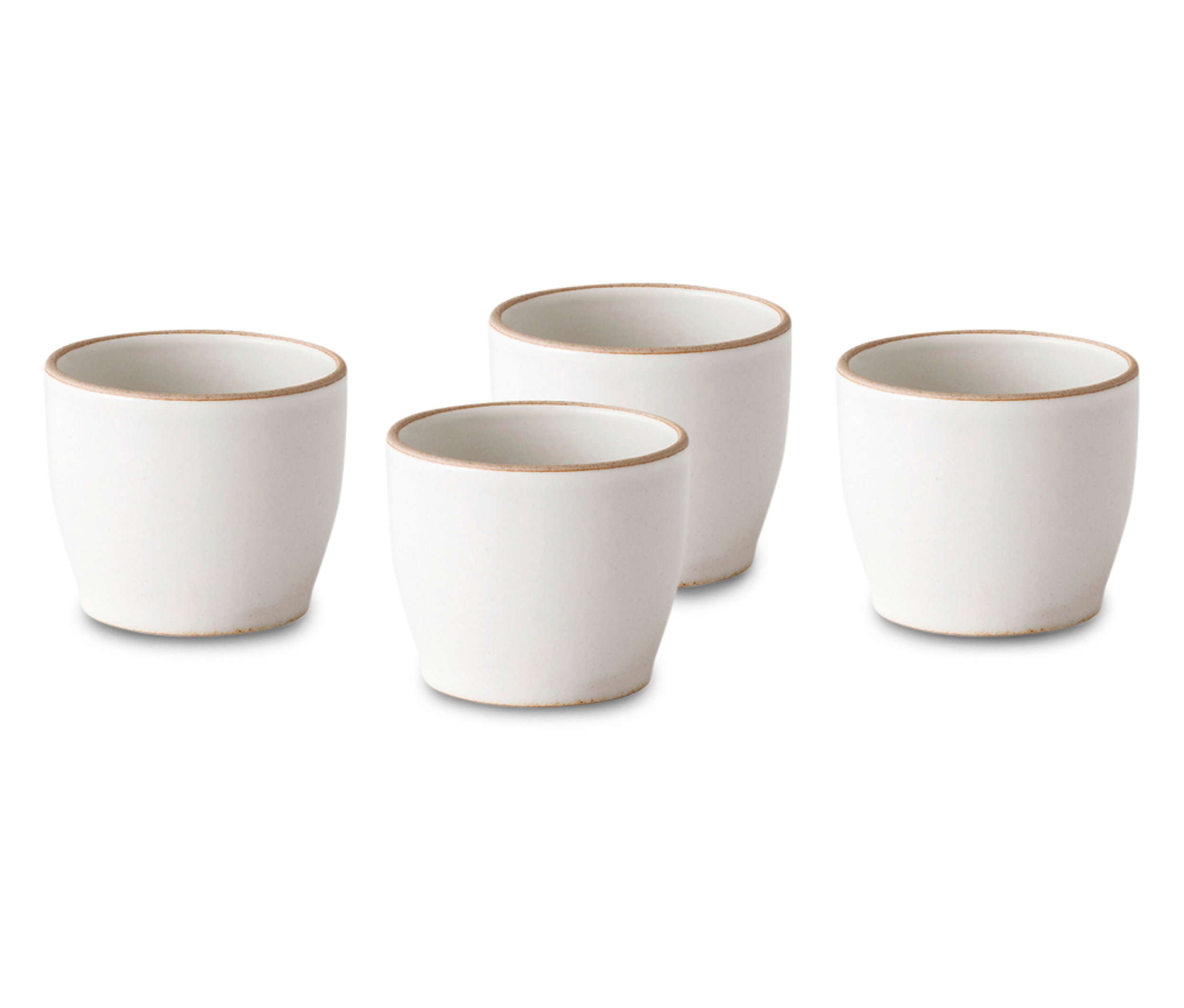 Vier weiße Tassen mit braunem Rand stehen auf einer weißen Oberfläche.
