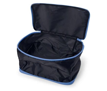 Offene, leere, schwarze Reisetasche mit blauem Reißverschluss auf weißem Hintergrund.