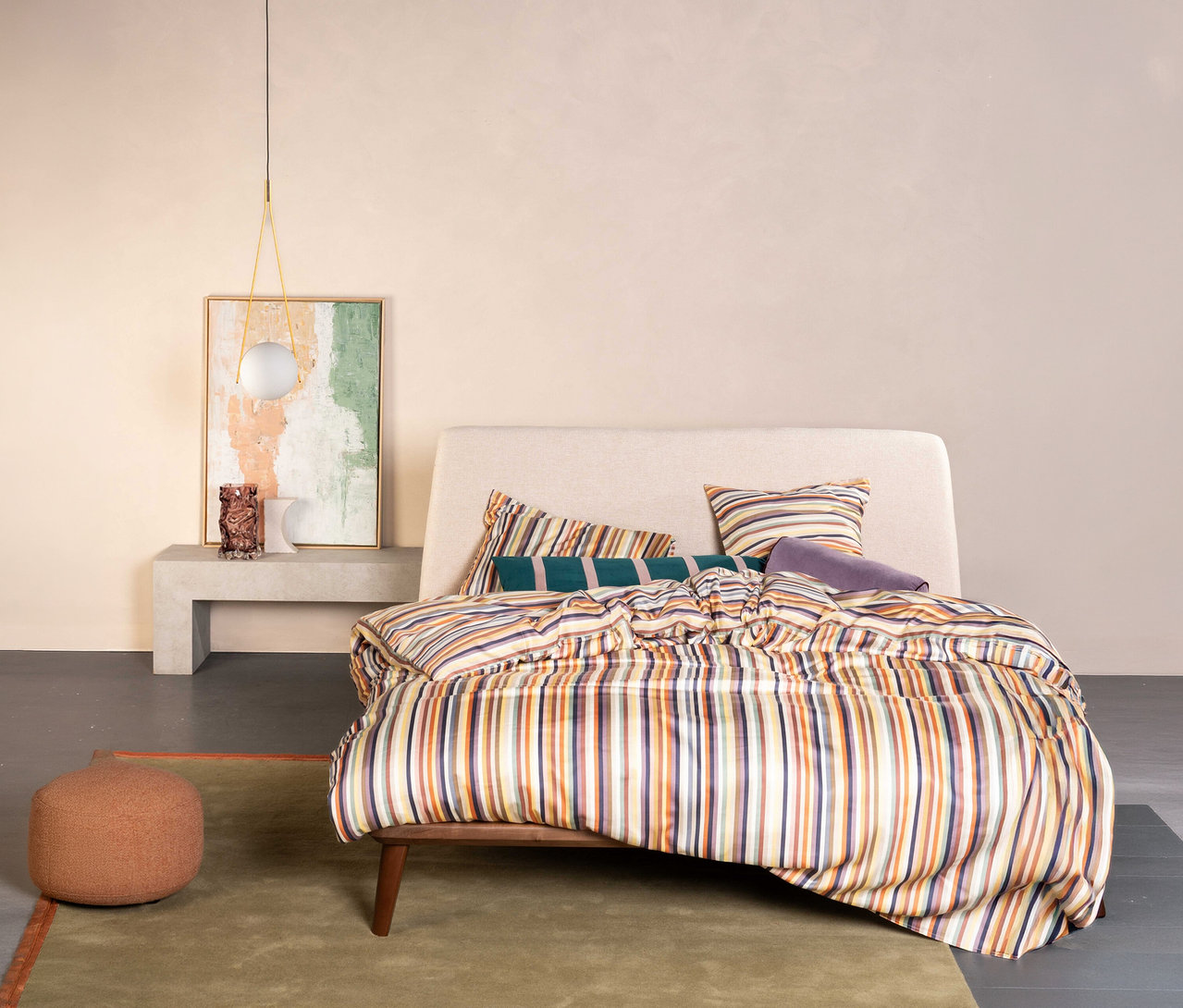 Schlafzimmer mit einem Bett mit Essenza Satin-Bettwäsche »Donna« in Normalgröße mit Streifenmuster und Kissen.