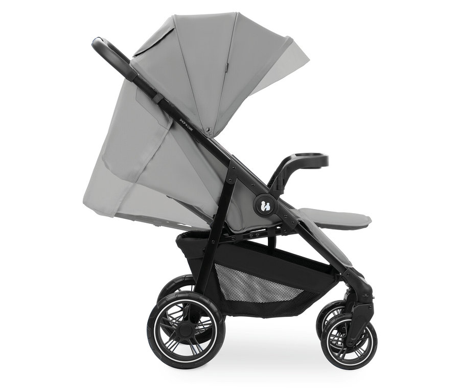 Ein grauer Kinderwagen mit schwarzem Gestell steht auf einem weißen Hintergrund.