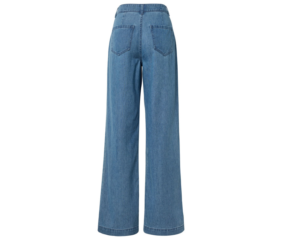 Rückansicht einer hellblauen, weit geschnittenen Jeanshose mit zwei Gesäßtaschen.