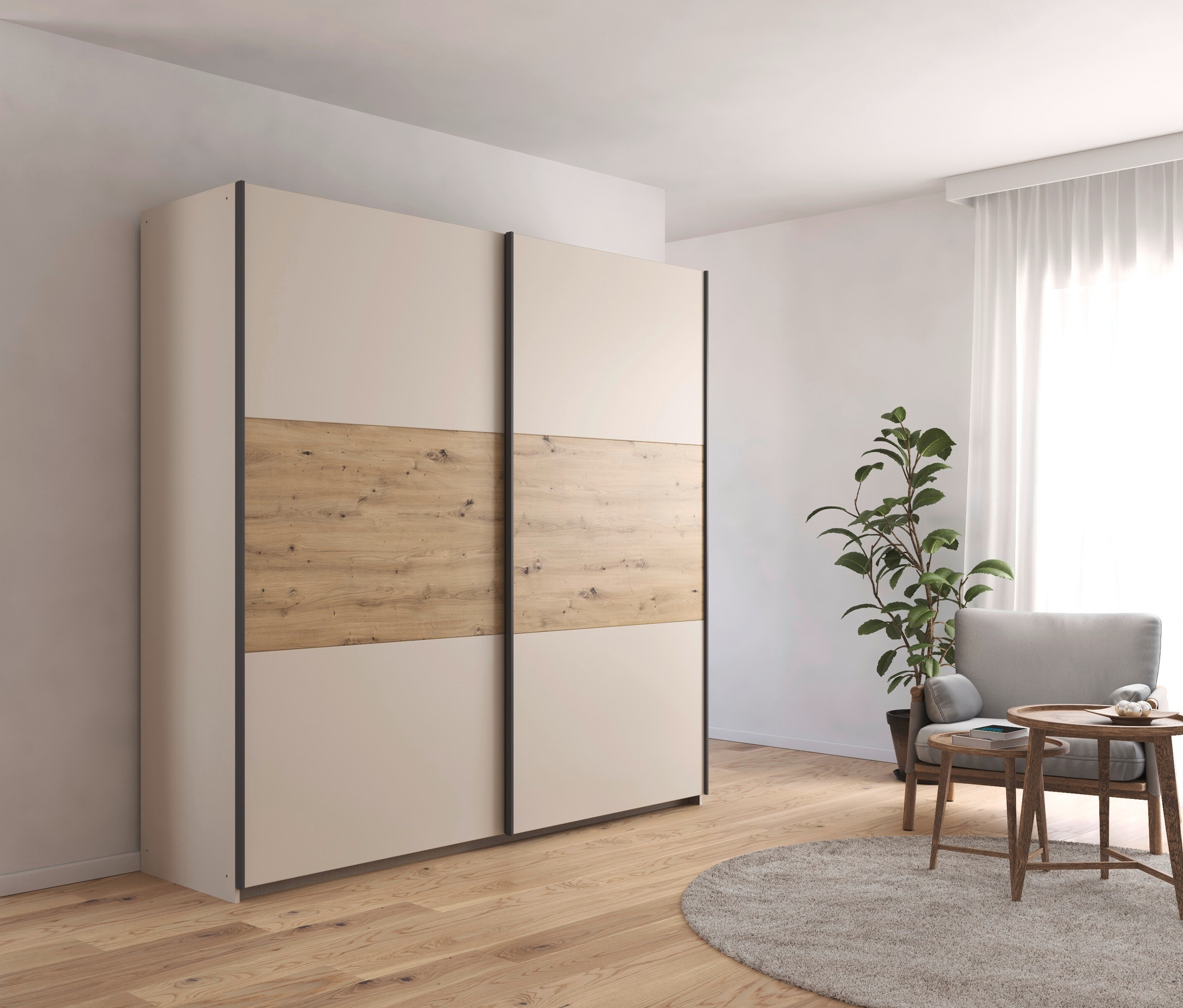 Schiebetürenschrank mit Holzpaneel neben Sessel, Tisch und Pflanze im hellen Raum.