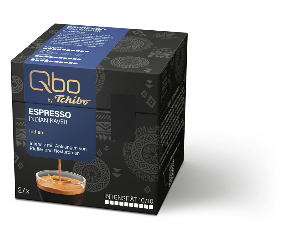Eine Qbo by Tchibo Espresso Indian Kaveri Kaffeekapselpackung mit einer Tasse Espresso ist vor einem weißen Hintergrund zu sehen.