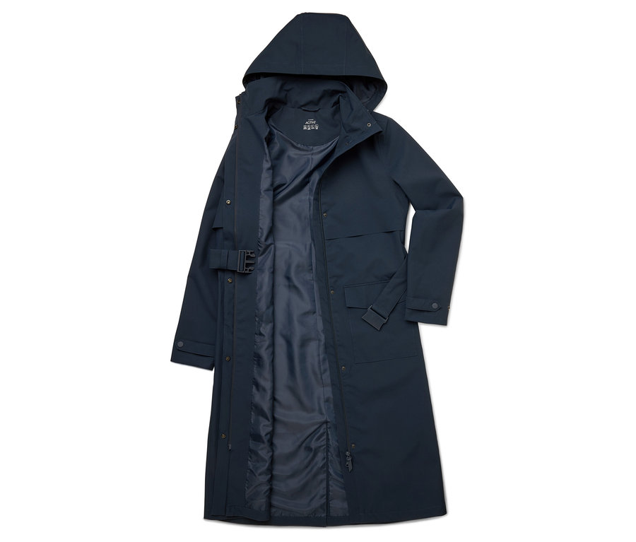 Geöffnete, lange, marineblaue Jacke mit Kapuze, Gürtel und Taschen, die auf einem weißen Hintergrund liegt.