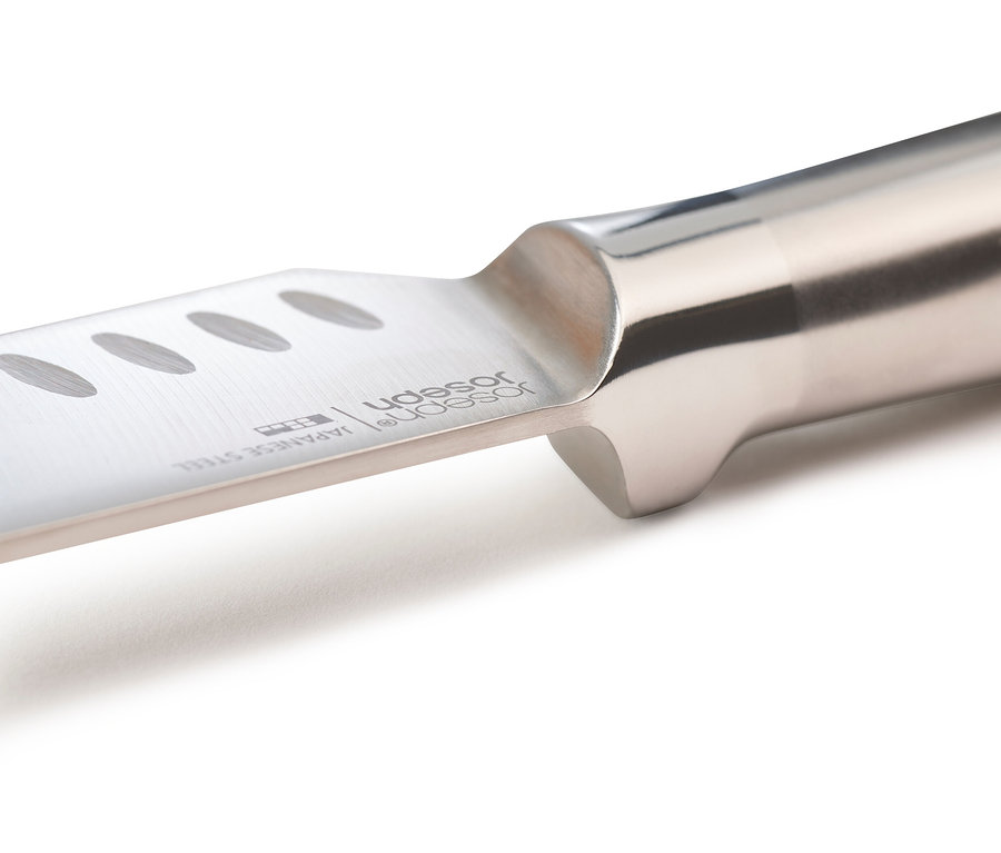 Nahaufnahme einer Messerklinge aus rostfreiem Stahl mit Löchern und einem Griff aus rostfreiem Stahl.