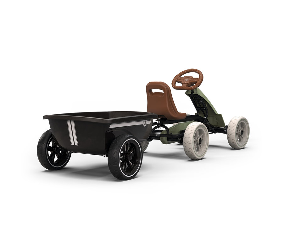 Olivgrünes Go-Kart mit einem schwarzen Anhänger. Es hat einen braunen Sitz und ein braunes Lenkrad sowie hellbeige Räder. Der schwarze Anhänger hat weiße Streifen und schwarze Räder mit weißen Felgen.