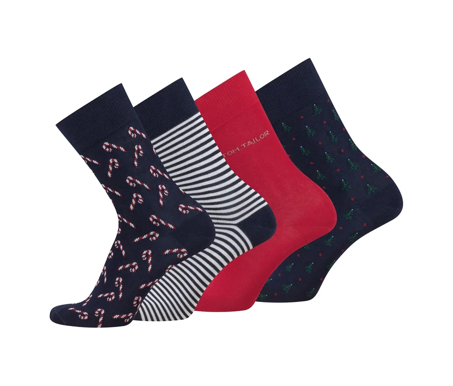 Vier Socken in Dunkelblau und Rot, zwei mit Weihnachtsmotiven (Zuckerstangen, Weihnachtsbäume), eine gestreift und eine unifarben mit Tom Tailor Logo.