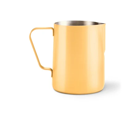 Gelber Milchkrug aus Metall mit Griff und Ausguss steht auf einem weißen Untergrund.