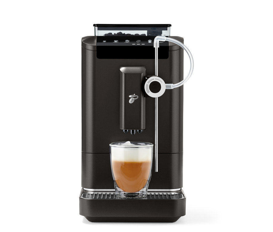 Schwarzer Kaffeevollautomat »Esperto 2 Milk« Granite Black mit einem Glas geschichtetem Kaffee und Milchschaum auf der Abtropfschale.