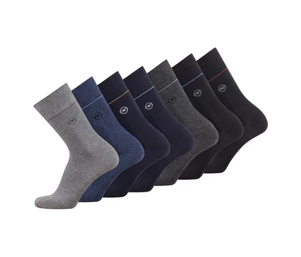 Sieben Paar Tom Tailor Socken in Grau-, Blau- und Schwarztönen, diagonal angeordnet. Jede Socke hat ein Logo und einen farbigen Streifen.