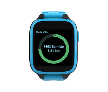 Nahaufnahme einer blauen Kinderuhr Xplora XGO3, die Schritte und Entfernung anzeigt.
