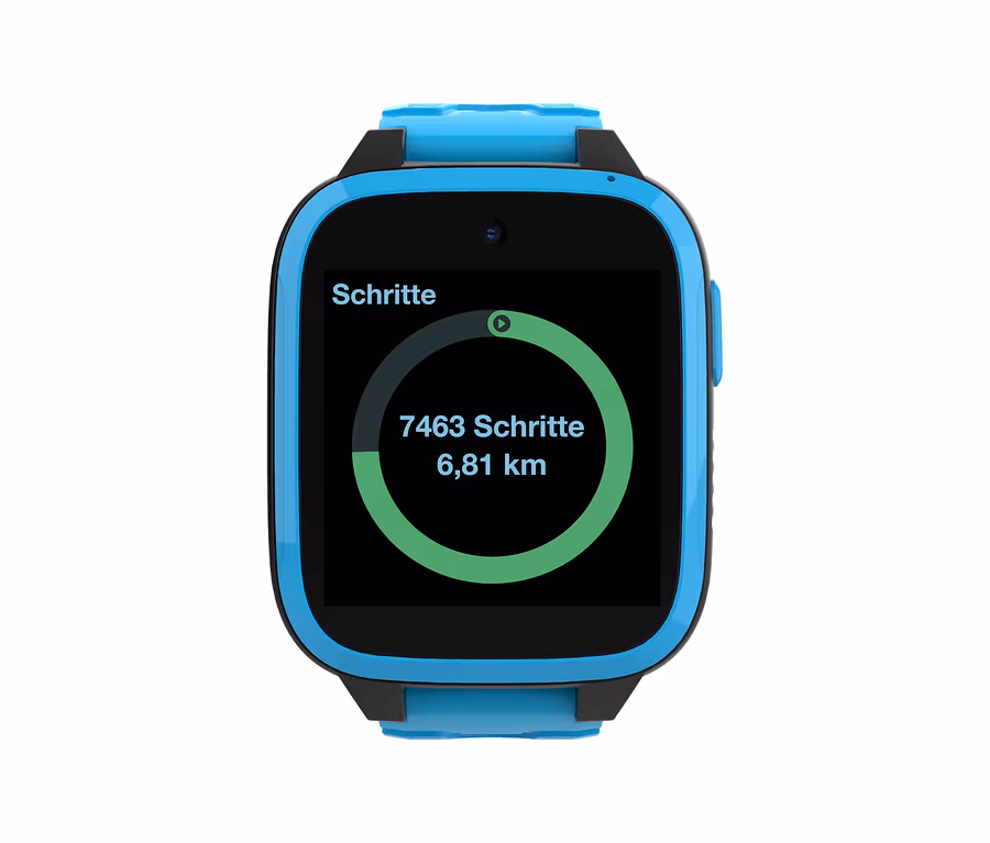 Nahaufnahme einer blauen Kinderuhr Xplora XGO3, die Schritte und Entfernung anzeigt.