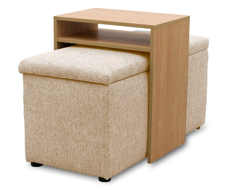 Zwei beige gepolsterte Hocker stehen nebeneinander, mit einem hellen C-förmigen Beistelltisch aus Holz, der über einem Hocker und zwischen beiden platziert ist und zwei Ablagen hat.