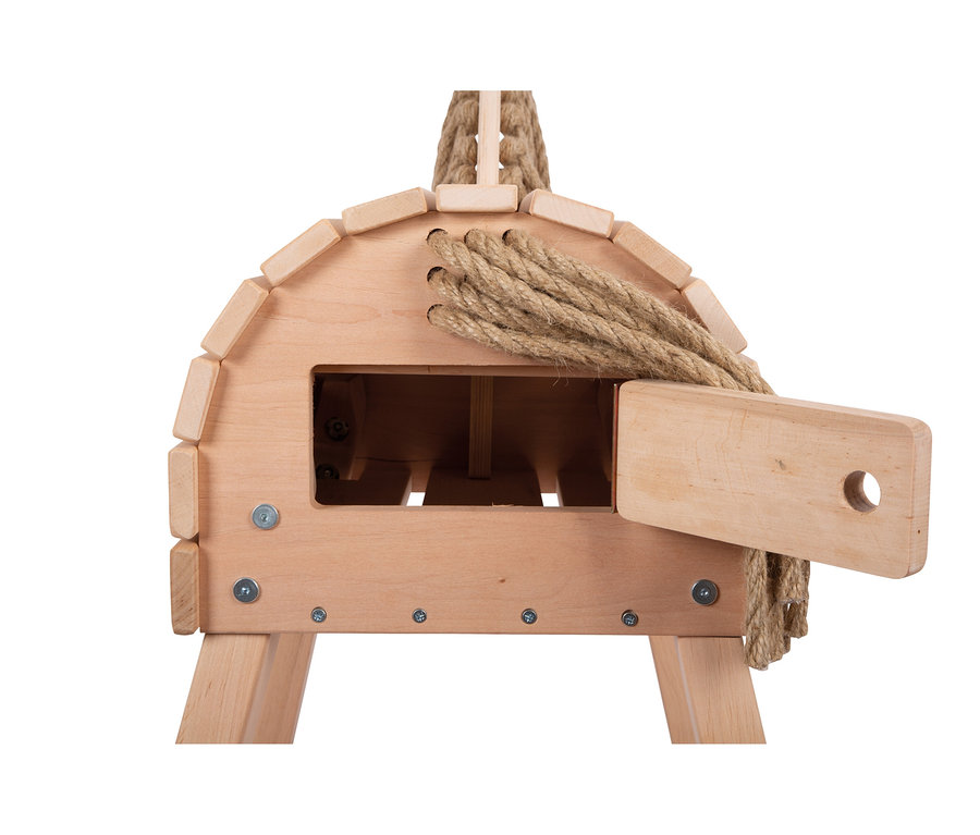 Nahaufnahme des kompakten small foot Holzpferds aus hellem Holz mit Seilmähne und einer Öffnung als Stauraum.