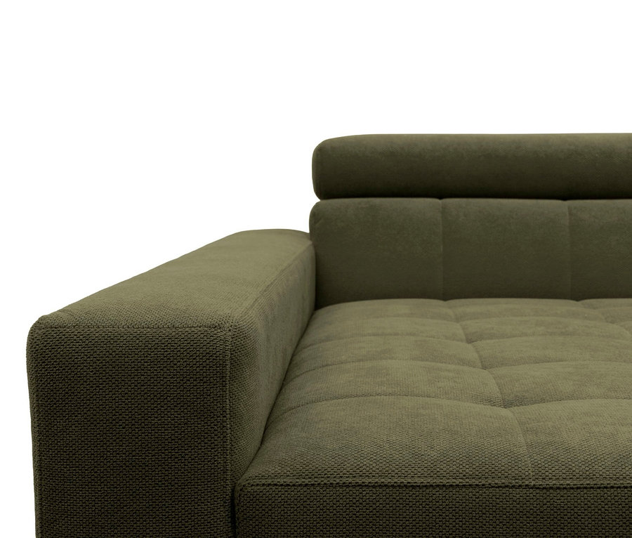 Nahaufnahme eines dunkelolivgrünen Sofas mit strukturiertem Stoff, sichtbarem Armteil, Sitzfläche und Rückenlehne mit Steppnähten und einer erhöhten Kopfstütze.