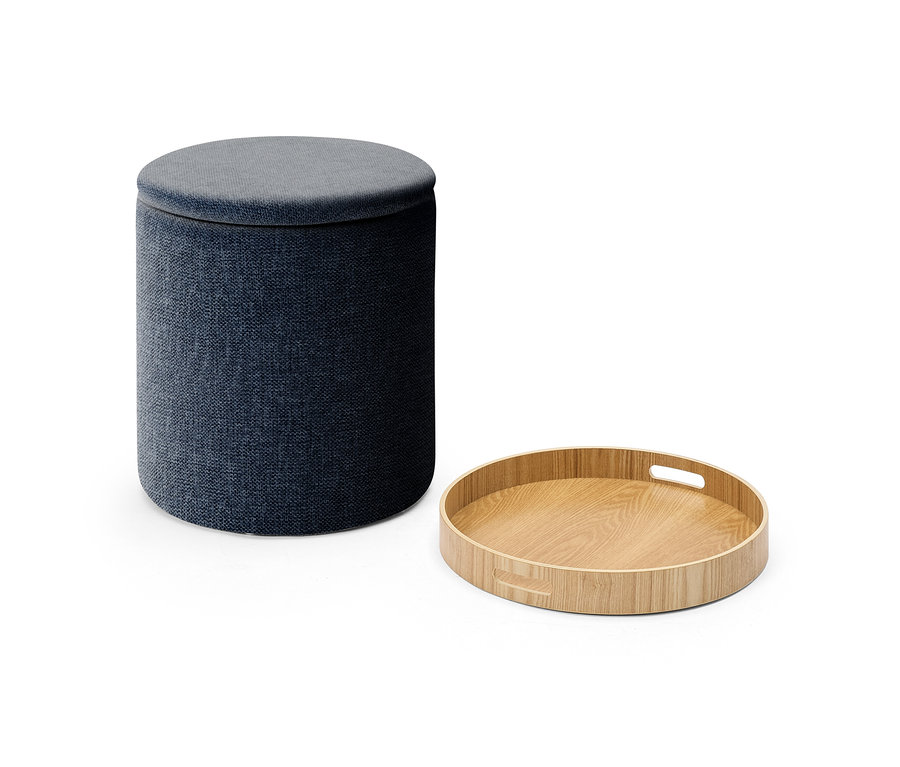 Dunkelblauer zylindrischer Hocker mit Deckel neben einem runden Tablett aus hellem Holz mit Griffen auf weißem Hintergrund.