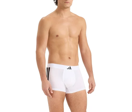 Oberkörper eines Mannes, der weiße Boxershorts mit schwarzen Streifen an der Seite und einem schwarzen Adidas-Logo am Bund trägt.