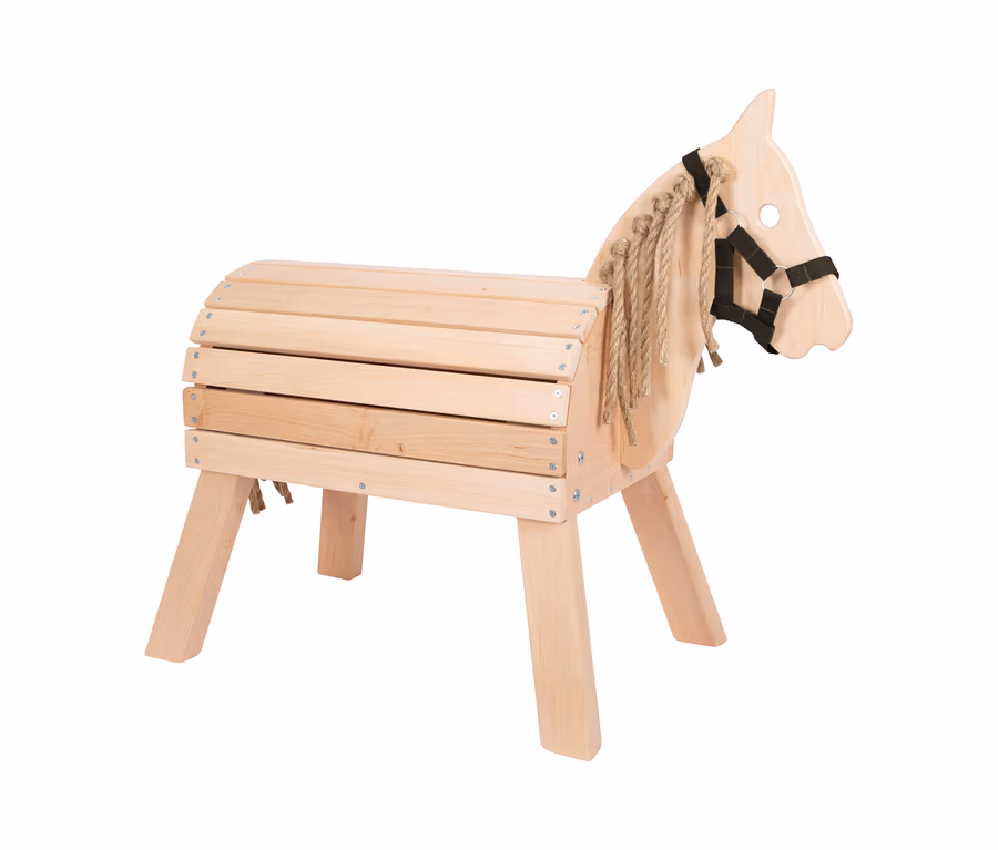 Kompaktes small foot Holzpferd aus hellem Holz mit Lattenkörper, Seilmähne und schwarzem Zaumzeug.