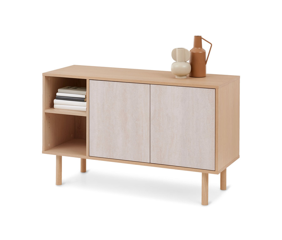 Helles Holz-Sideboard mit zwei Türen und offenen Regalfächern. Auf der Ablage stehen zwei Vasen, in den Fächern liegen Bücher.