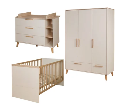 Cremefarbenes Babyzimmer-Set mit hellen Holzdetails: eine Wickelkommode mit drei Schubladen und offenen Fächern, ein dreitüriger Kleiderschrank mit zwei unteren Schubladen und ein Gitterbett mit hellen Holzgittern.