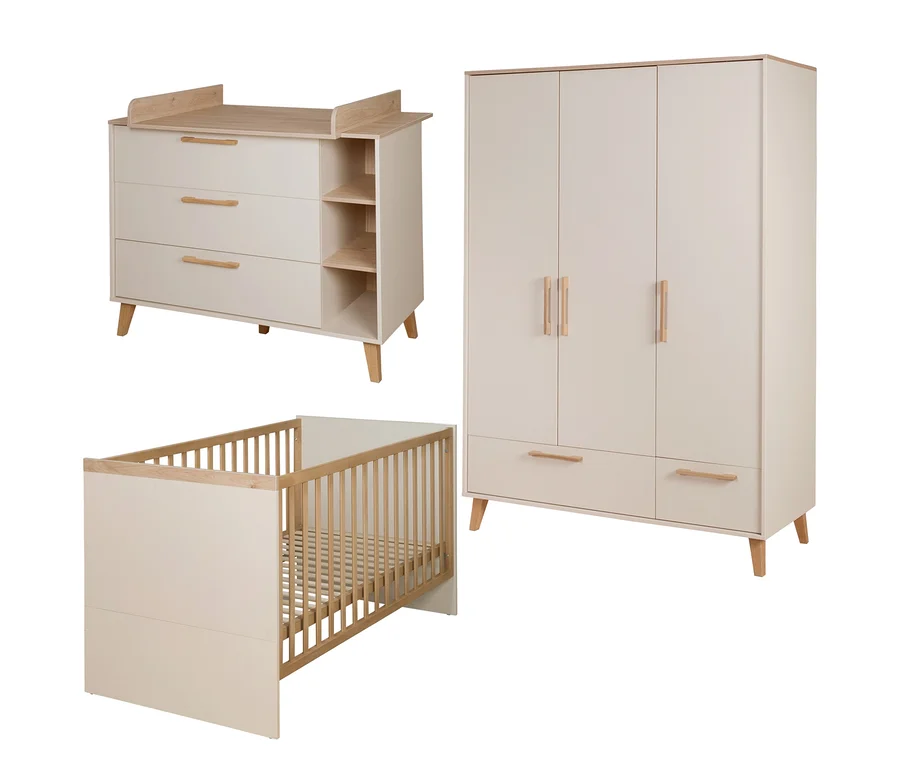 Cremefarbenes Babyzimmer-Set mit hellen Holzdetails: eine Wickelkommode mit drei Schubladen und offenen Fächern, ein dreitüriger Kleiderschrank mit zwei unteren Schubladen und ein Gitterbett mit hellen Holzgittern.