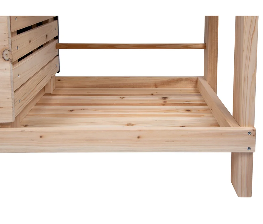 Detailansicht der Holzkonstruktion der small foot Matschküche und Kaufladen mit Ablagefläche und einer Stange.