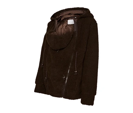 Braune Kapuzen-Teddyfleecejacke mit Babytrageeinsatz, Reißverschluss und Kordelzügen, schräg dargestellt.