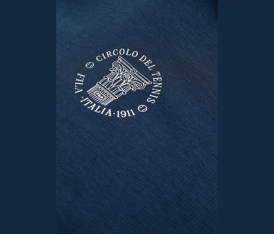 Dunkelblauer FILA Damen-Hoodie mit weißem, gesticktem Logo, das einen Kreis mit der Aufschrift „CIRCOLO DEL TENNIS“, „FILA“, „ITALIA · 1911“ und eine Säule zeigt.