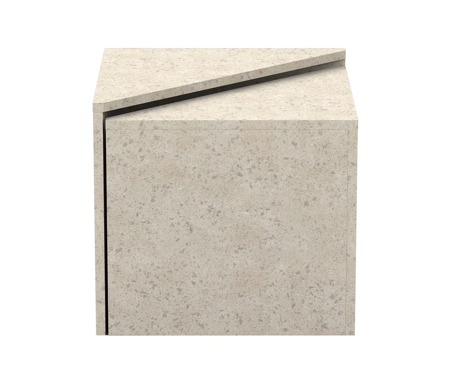 Ein einzelner, hellbeiger, würfelförmiger Couchtisch „Leo“ mit gesprenkelter, Terrazzo-ähnlicher Textur. Die Oberseite weist einen diagonal erhöhten Bereich auf.