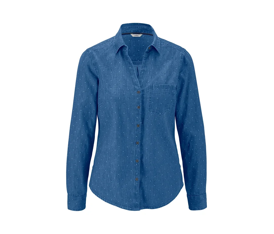 Blaue Jeansbluse mit langen Ärmeln und weißen Punkten.