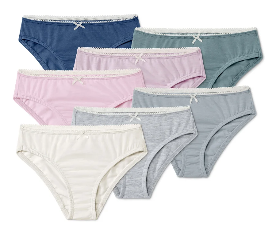 Sieben Mädchen-Slips in verschiedenen Farben mit Zierspitze und Schleife.