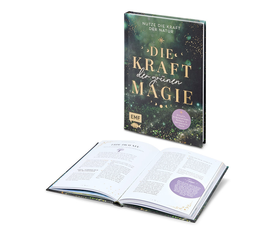 Ein aufgeschlagenes Buch liegt vor einem stehenden Buch mit dem Titel 'Die Kraft der grünen Magie'.