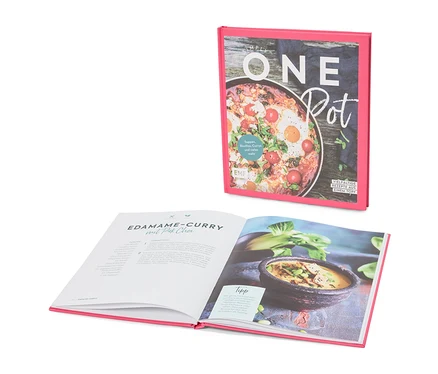 Ein Kochbuch mit dem Titel "Simply One Pot" liegt aufgeschlagen auf einer Seite mit dem Rezept für Edamame-Curry mit Pak Choi.