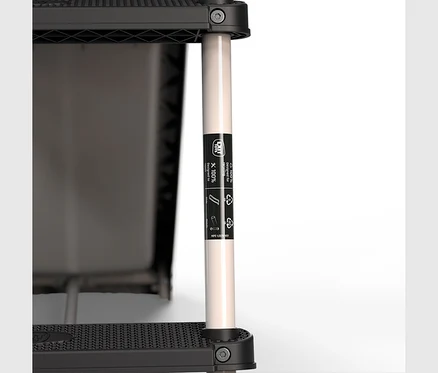 Detailansicht eines schwarzen Regals mit beigem Bein, das mit Recycling-Symbolen und dem Text „100 % Designed for recycling“ versehen ist.