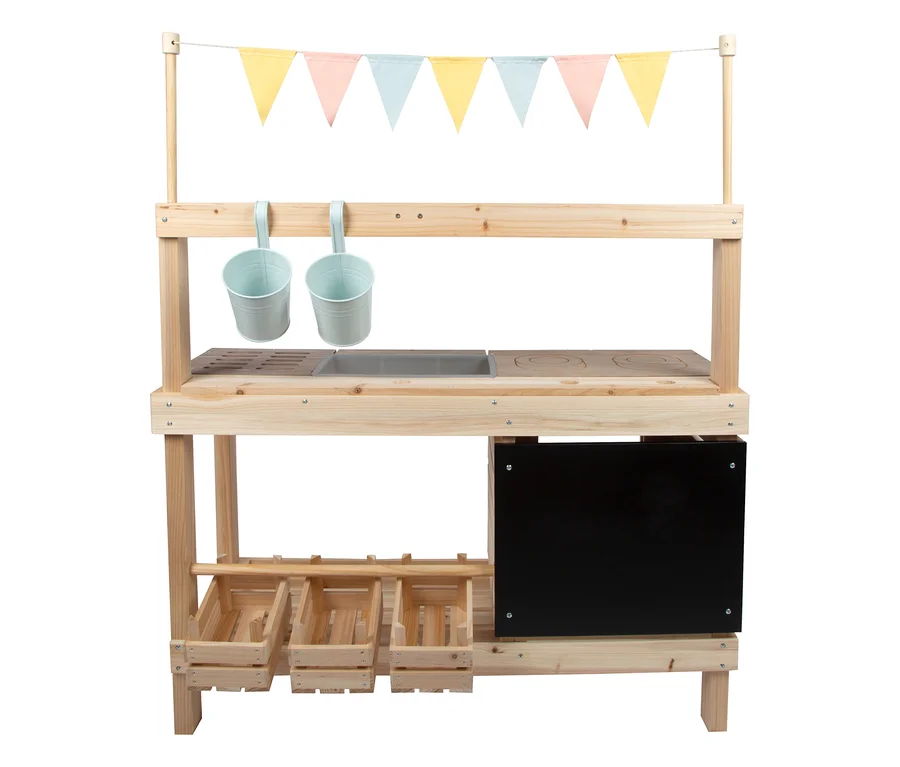 Die small foot Matschküche und der Kaufladen aus Holz mit bunten Wimpeln, zwei Eimern, Spüle, Kochfeld, Kreidetafel und drei Holzkisten.