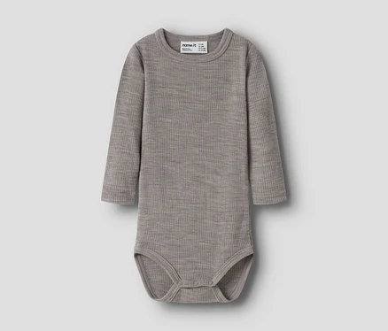 Grauer, gerippter Baby-Body mit langen Ärmeln und Rundhalsausschnitt, mit Druckknöpfen im Schritt.