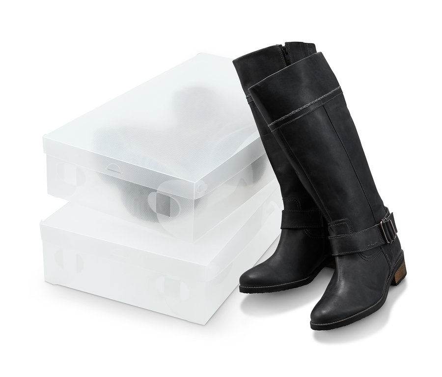 Schwarze Stiefel stehen neben zwei Stiefelaufbewahrungsboxen.