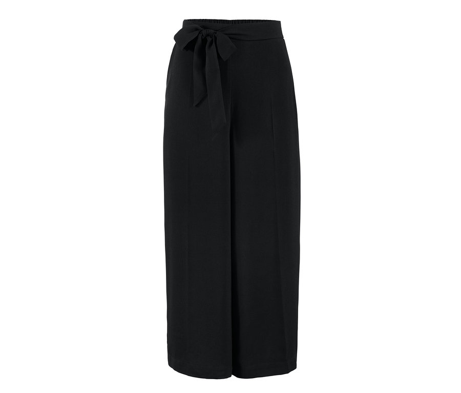 Eine schwarze Culottehose mit einer Schleife in der Taille.