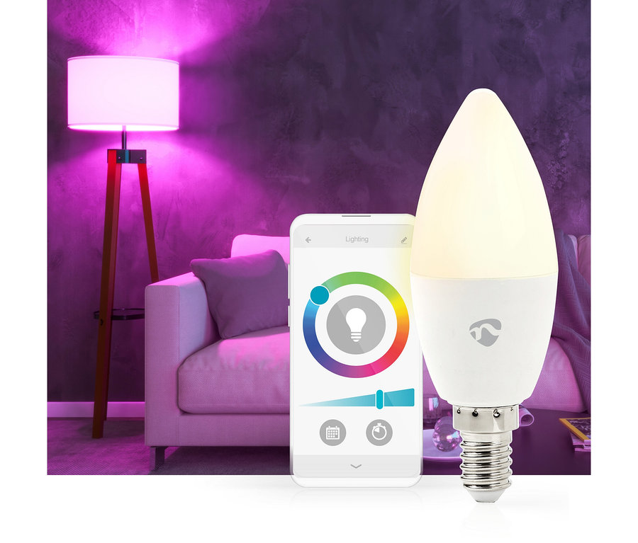 Eine weiße Smart-Glühbirne leuchtet neben einem Smartphone, das eine Beleuchtungs-App anzeigt. Im Hintergrund wirft eine Stehlampe violettes Licht auf ein Sofa.