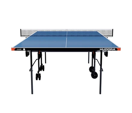 Blauer Tischtennistisch mit schwarzem Rahmen und Netz in der Mitte. Zu sehen ist die HUDORA Tischtennisplatte »Game«.