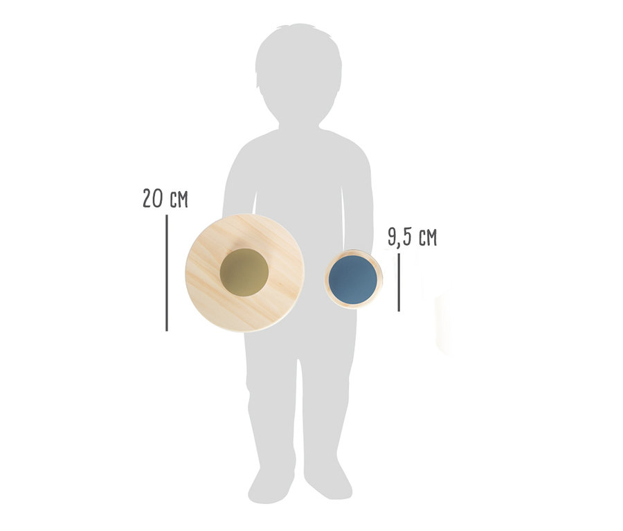 Silhouette eines Kindes steht neben small foot Balanciersteinen »Adventure«.