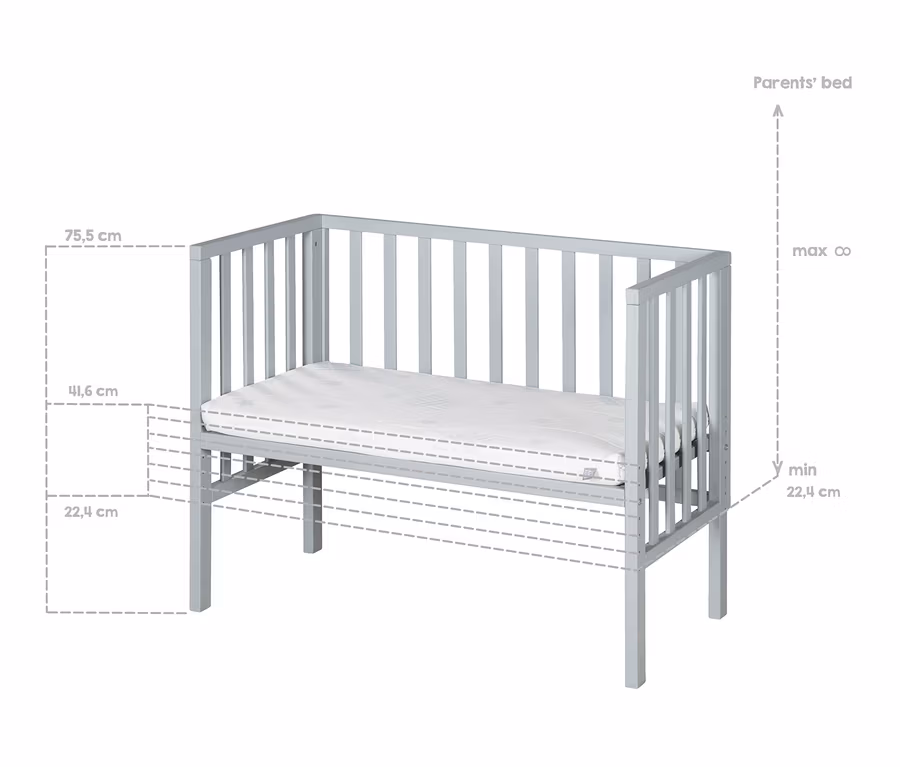 Ein graues roba 2-in-1-Beistellbett »safe asleep®« mit einer weißen Matratze und Maßangaben.