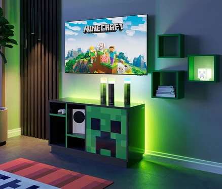 Wohnzimmer mit Minecraft-Fernseher, roba Minecraft TV Lowboard »Creeper«, Pflanze und grünen Regalen.