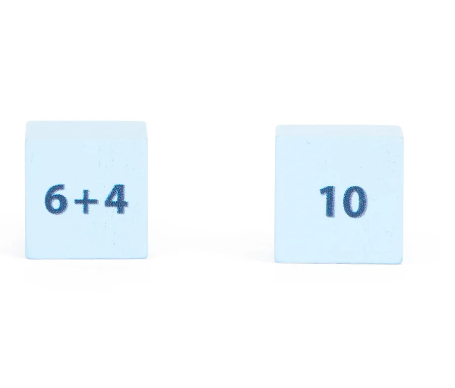 Zwei hellblaue Würfel mit schwarzen Ziffern auf weißem Hintergrund. Ein Würfel zeigt die Gleichung 6+4, der andere die Zahl 10.